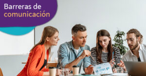mujeres y hombre sentados en una mesa analizando graficas financieras