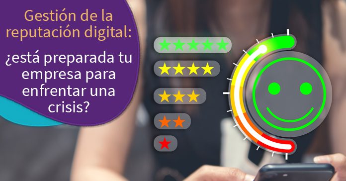 mujer sosteniendo su smartphone, display mostrando la satisfaccion del cliente, emoticon feliz, grado de satisfaccion con estrellas